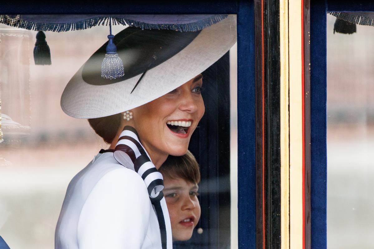 London (United Kingdom), 15/06/2024.- Britains Catherine Princess of Wales (front) smiles as she travels with Prince Louis (back) from Buckingham Palace to Horse Guards Parade inside a carriage during the Trooping the Colour parade in London, Britain, 15 June 2024. The Princess of Wales made her first public appearance since she disclosed that she has been diagnosed with cancer in March 2024. The kings birthday parade, traditionally known as Trooping the Colour, is a ceremonial military parade to celebrate the official birthday of the British sovereign. (Princesa de Gales, Reino Unido, Londres) EFE/EPA/TOLGA AKMEN