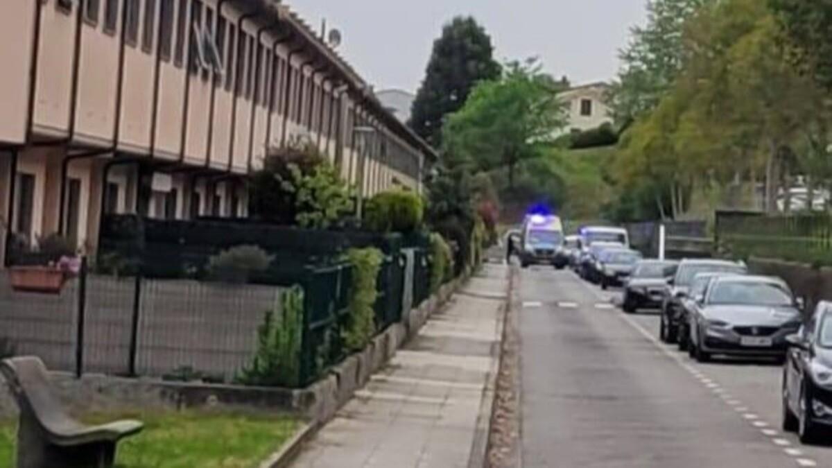 Imagen de la ambulancia este martes en la rúa Arturo Cuadrado Moure para socorrer al operario herido