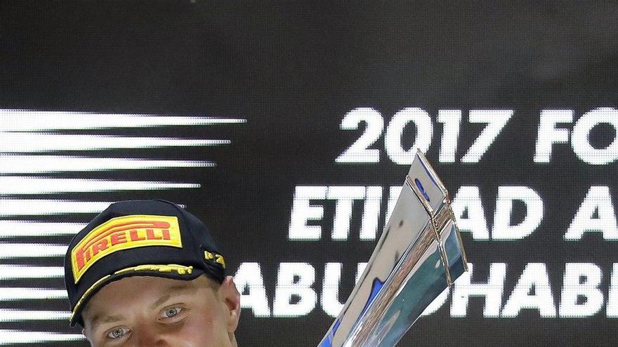 Valtteri Bottas con el trofeo.