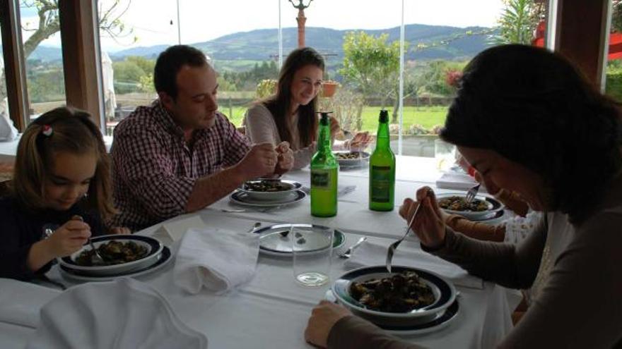 Un grupo de personas comiendo llámparas en Quintes; a la derecha, Clara Ojeda, vicepresidenta de Clarín, los ediles Juan Ramón González y Marta Faya, José Pardo y Noelia Fernández.