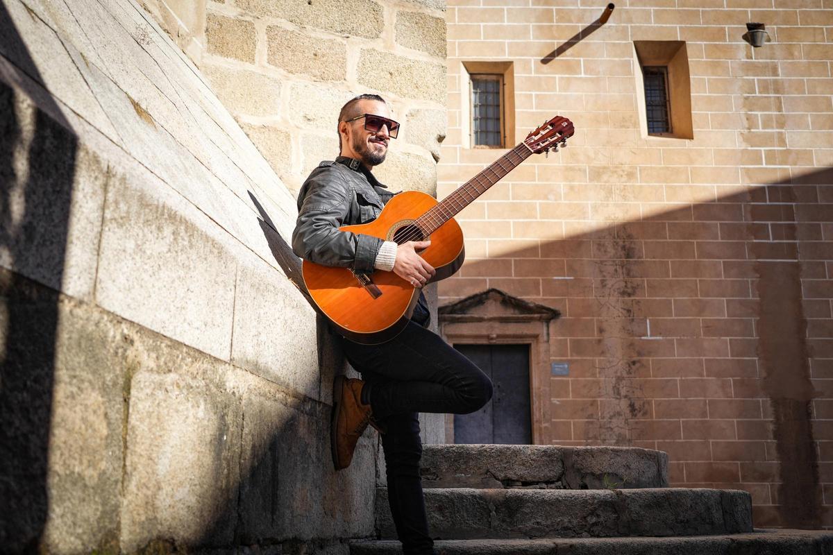 El cantante Flako Rodríguez junto a la Catedral de San Juan, en Badajoz.
