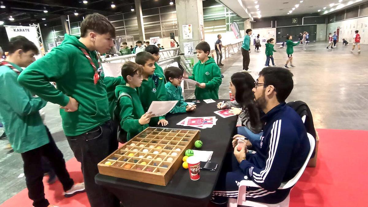 L'estand de la FPV rep la visita de multitud de xiquets i xiquetes que s'interessen pel nostre esport.