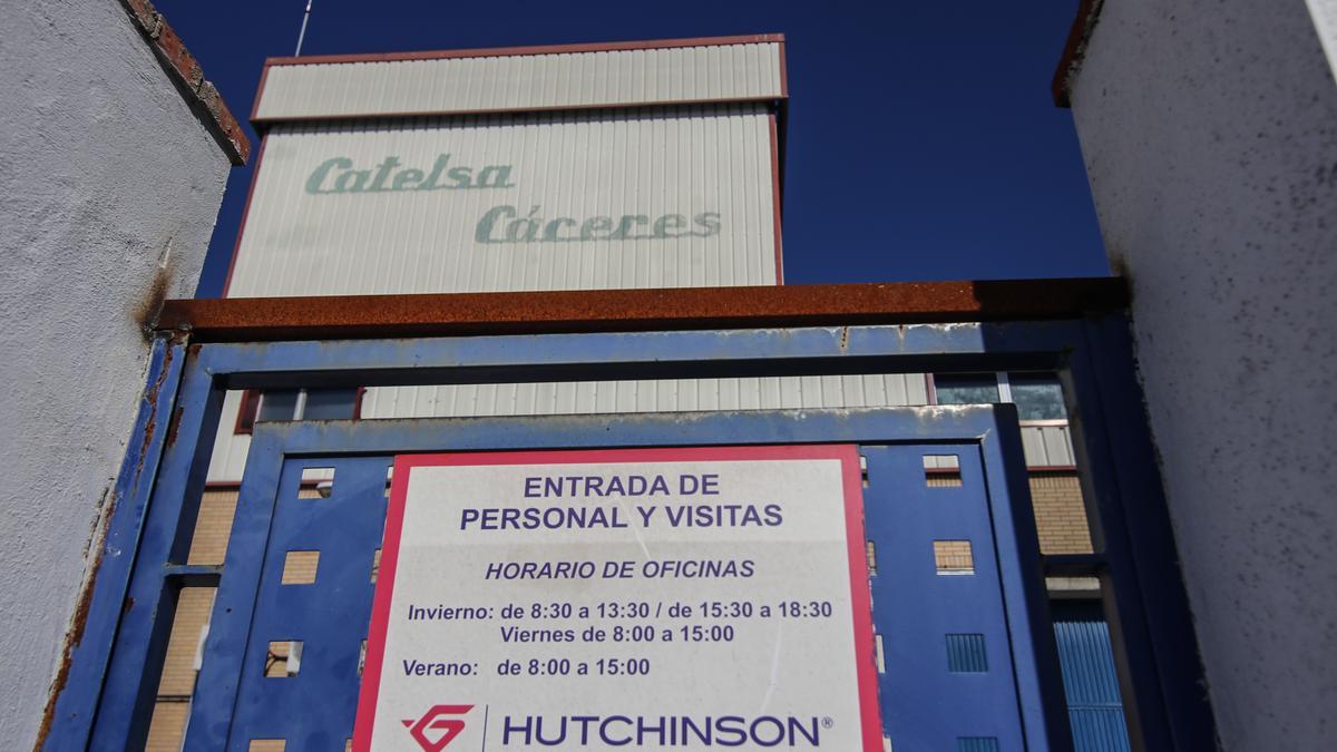 Fachada de la empresa cacereña captada ayer en el polígono industrial de Las Capellanías.