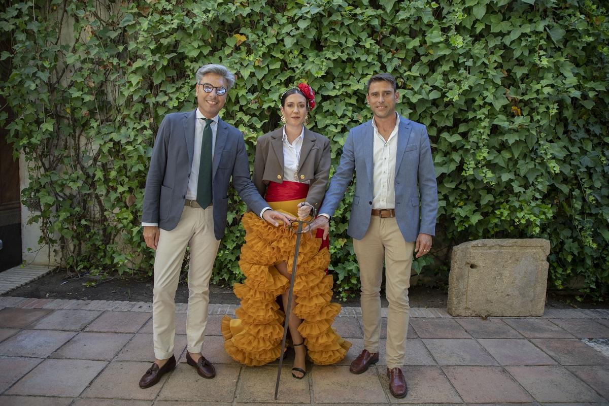 El vicepresidente de la Diputación y el alcalde de Obejo, con la modelo que luce el traje de flamenca inspirado en los danzantes.
