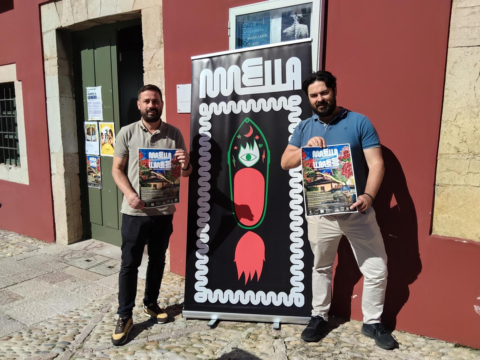 Sergio Valbuena –izquierda– y Enrique Riestra, este miércoles, junto a la Casa de Cultura.