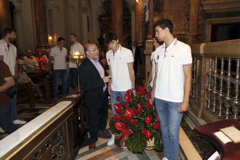 Tradicional ofrenda del Casademont Zaragoza a la Virgen del Pilar