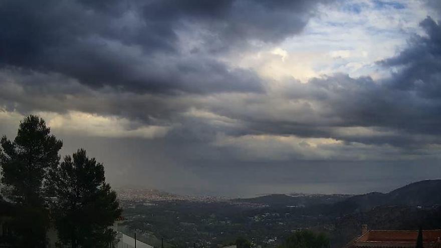 Spektakulärer Blick von Son Vida aus auf die Wolken über der Bucht von Palma.