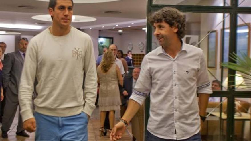 Enzo Roco, junto al secretario técnico Emilio Vega, ayer, en la puerta del hotel Milenio.