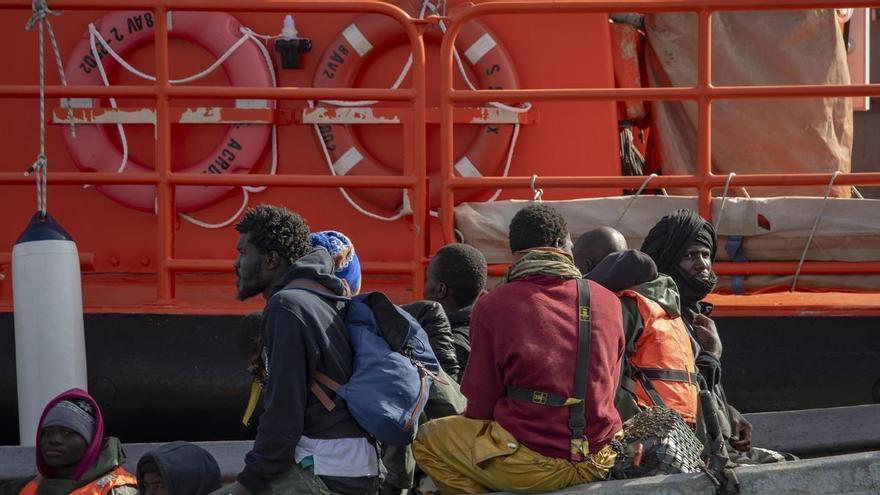 Todos los senegales del cayuco siguiente al de las 82 expulsiones piden asilo en El Hierro