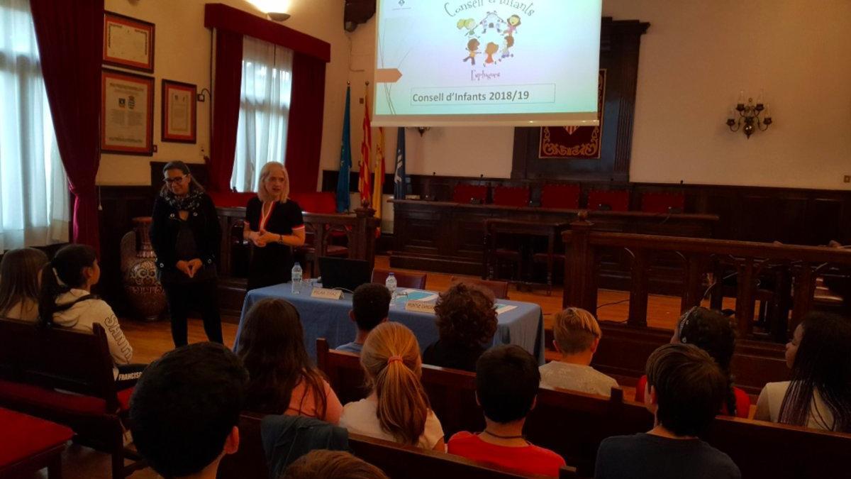 El Consell d'Infants de Esplugues presenta sus propuestas a la alcaldesa, Pilar Díaz