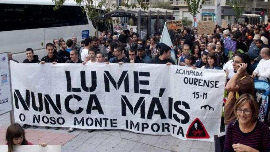 Cientos de personas, ayer, en Ourense durante la manifestación en defensa del monte gallego. / brais lorenzo