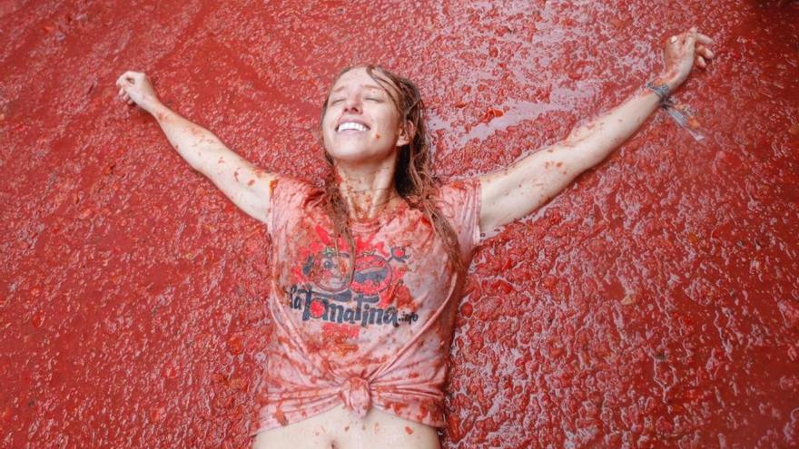 La Tomatina de Buñol se tiñe de morado contra la violencia machista y el acoso sexual