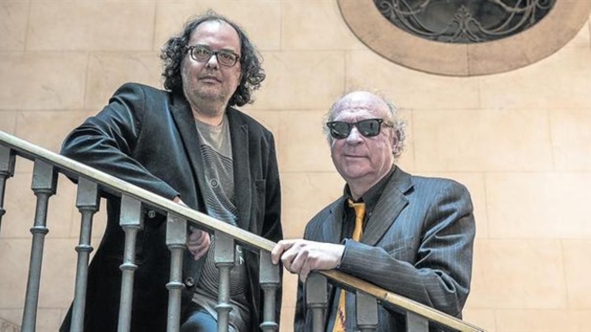 El periodista Donat Putx y el cantautor Jaume Sisa, durante la presentación de 'El comptador d'estrelles' en el Ateneu Barcelonès.