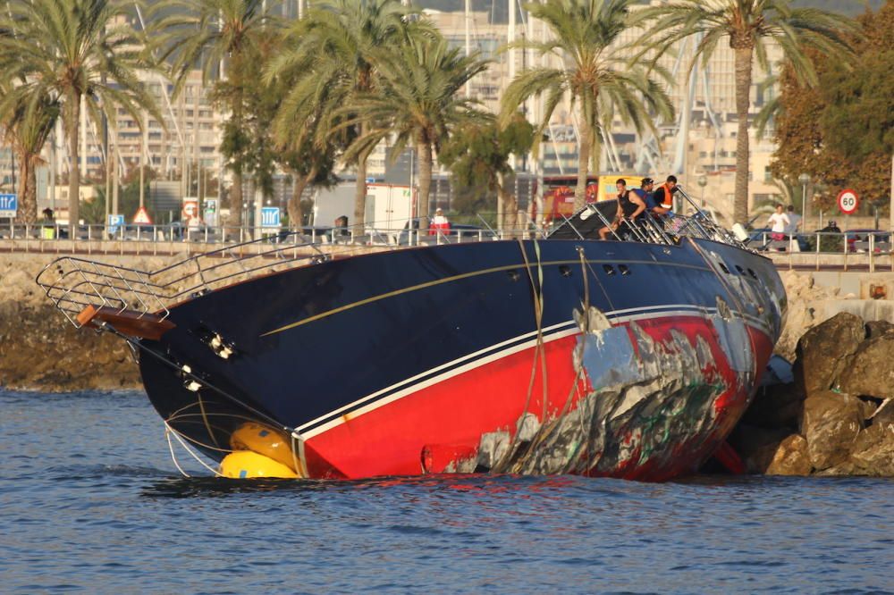 Empiezan los trabajos para reflotar el velero encallado en Can Pere Antoni