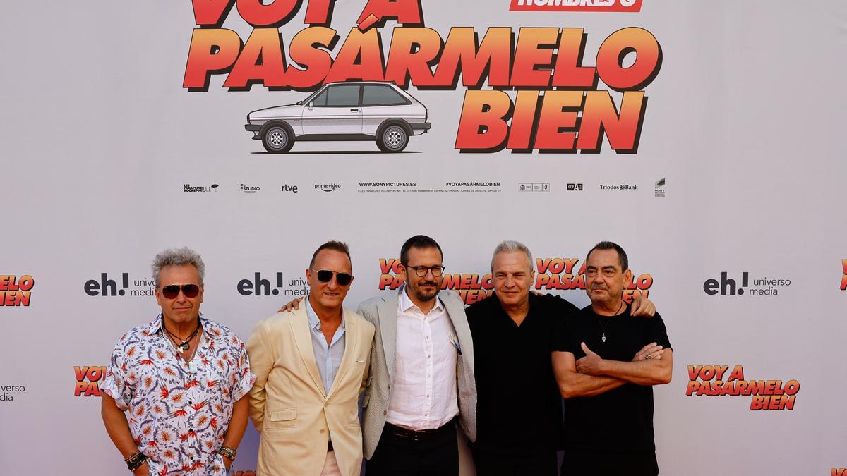 El grupo Hombres G, junto al director David Serrano, en el centro, en el estreno de la película &quot;Voy a pasármelo bien&quot;.