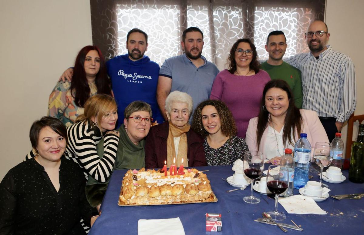 Nidia Vilas Santos, ayer, ante su tarta y rodeada de sus nietos.  | // BERNABÉ/LUCÍA ABELEDO