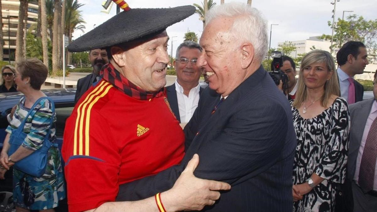 'Manolo el del bombo' se abraza al ministro Margallo, el pasado lunes en Alicante.