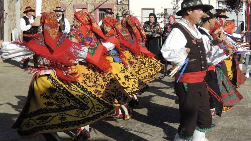 Baile de la agrupación leonesa El Filandón en Congosta de Vidriales.