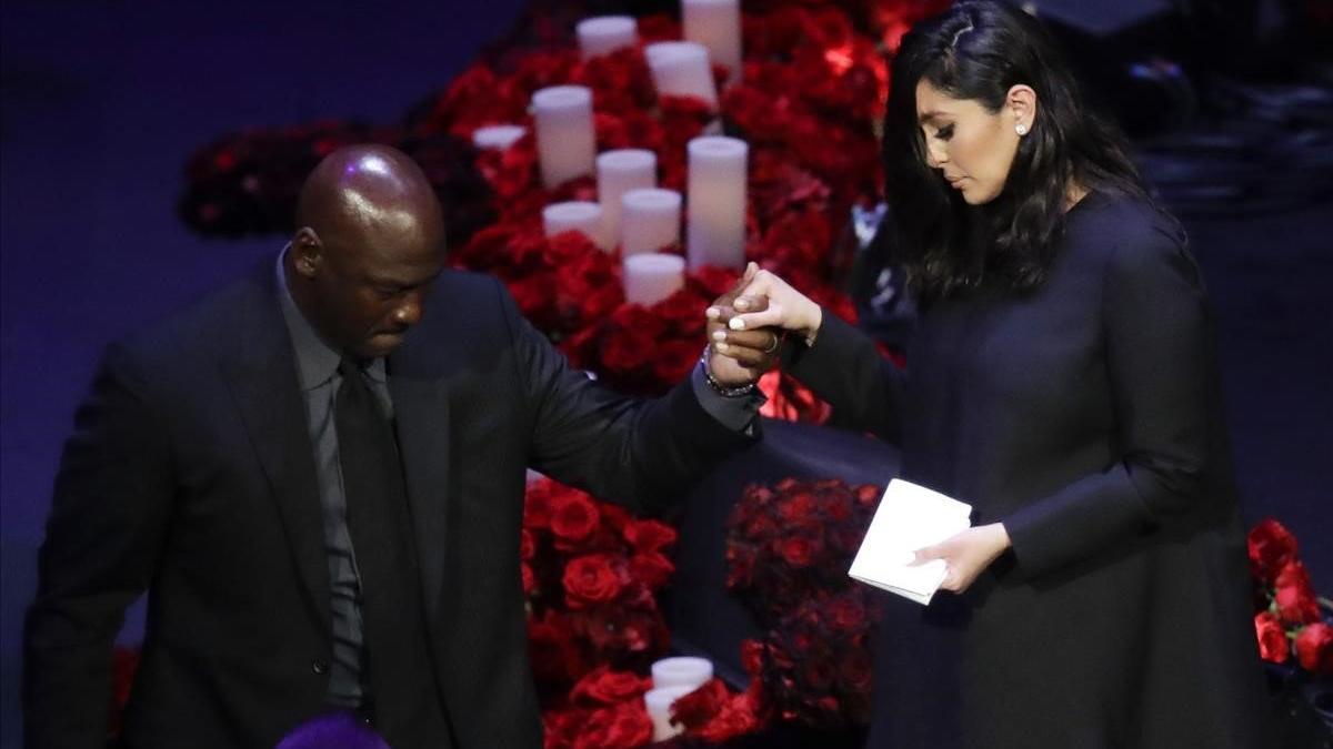 Michael Jordan ayuda a Vanessa Bryant a bajar del estrado tras su discurso