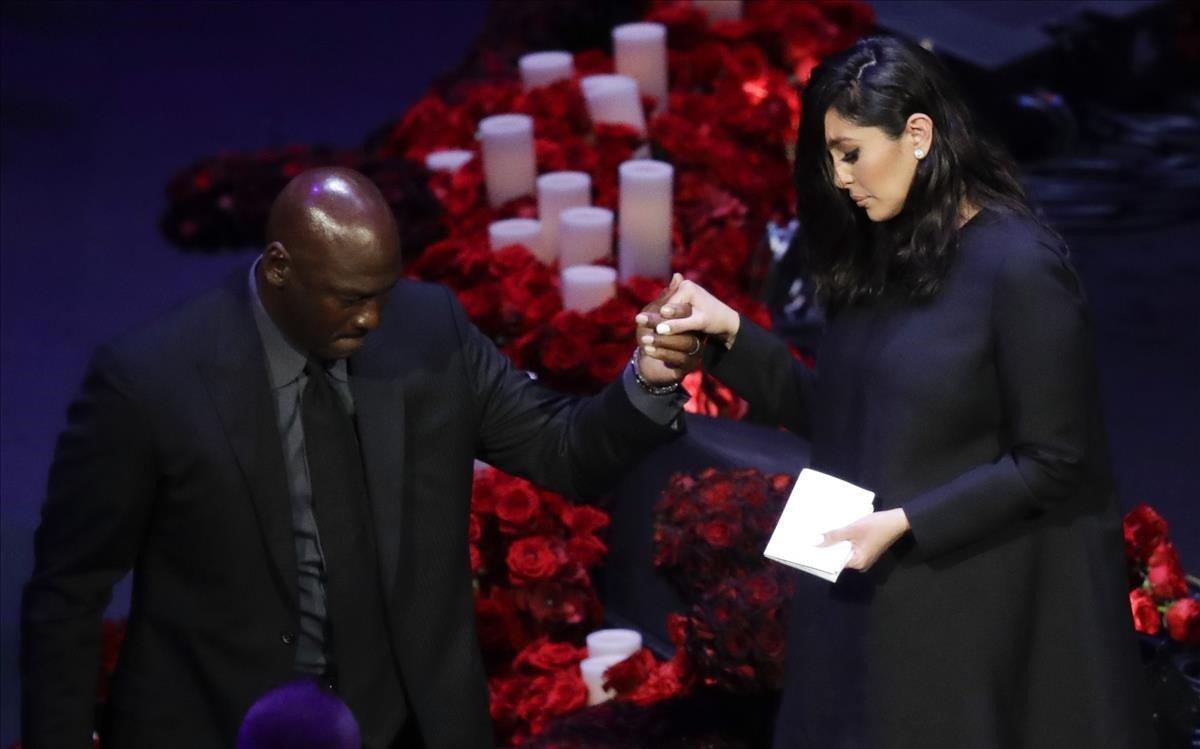 lmendiola52466879 vanessa bryant is helped off the stage by former nba player 200224211047