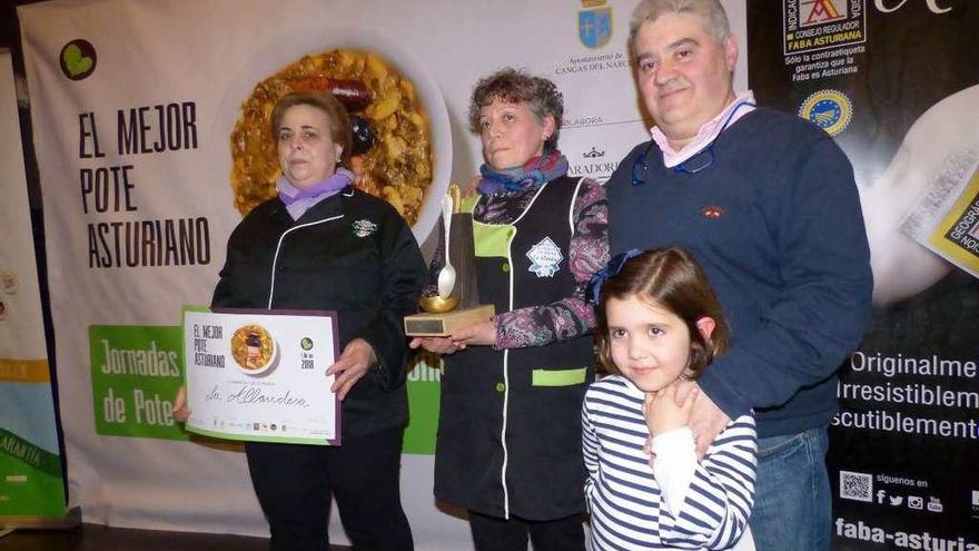 Geli Lacera, Avelina Menéndez y Enrique Rodríguez, con María Monteserín, de La Nueva Allandesa.