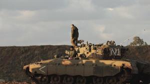 Artillería israelí disparando hacia la Franja de Gaza.