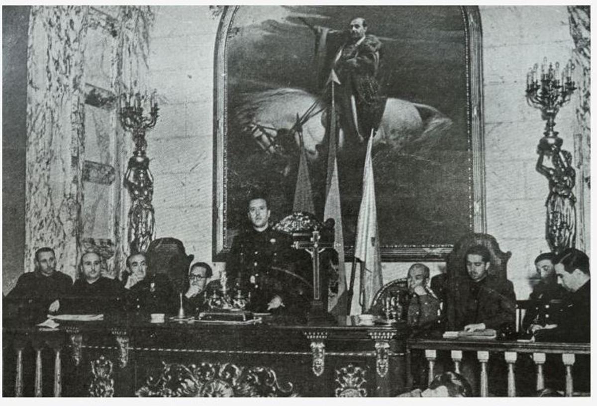 Retrato de Franco con el brazo en alto en el salón de plenos de València.