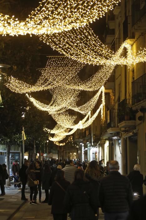 Encesa dels llums de Nadal a Girona amb protestes