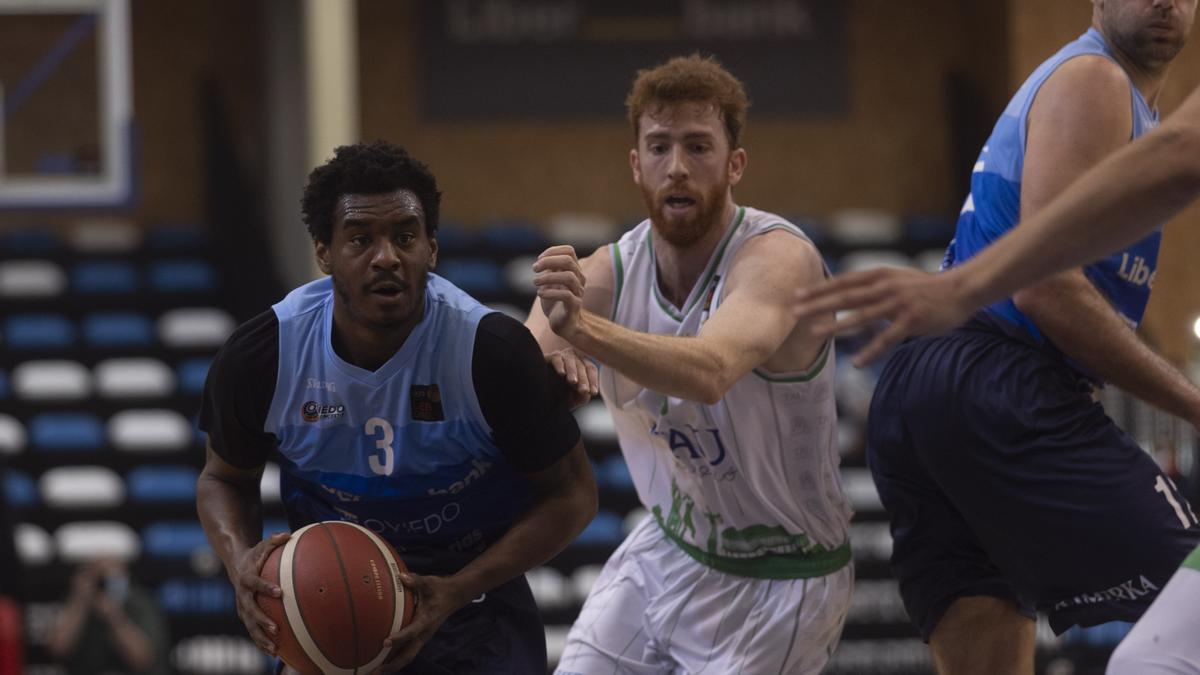 Speight, con el balón, presionado por Durán, con Arteaga a la derecha, en el partido de ida en Pumarín