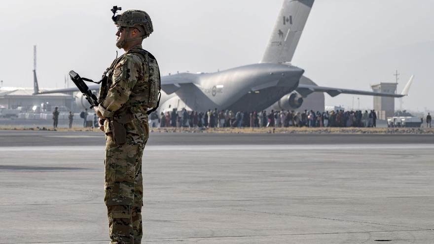 Un militar durante la evacuación en el aeropuerto de Kabul.