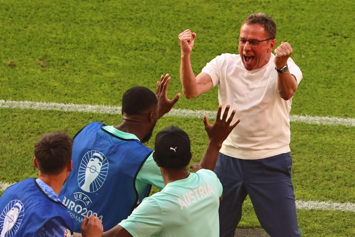Ralf Rangnick celebra con el banquillo de Austria la victoria ante Holanda en la Eurocopa.