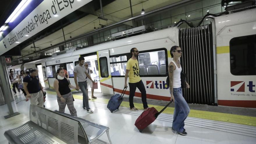 Usuarios llegan a la estación intermodal de Palma en tren.