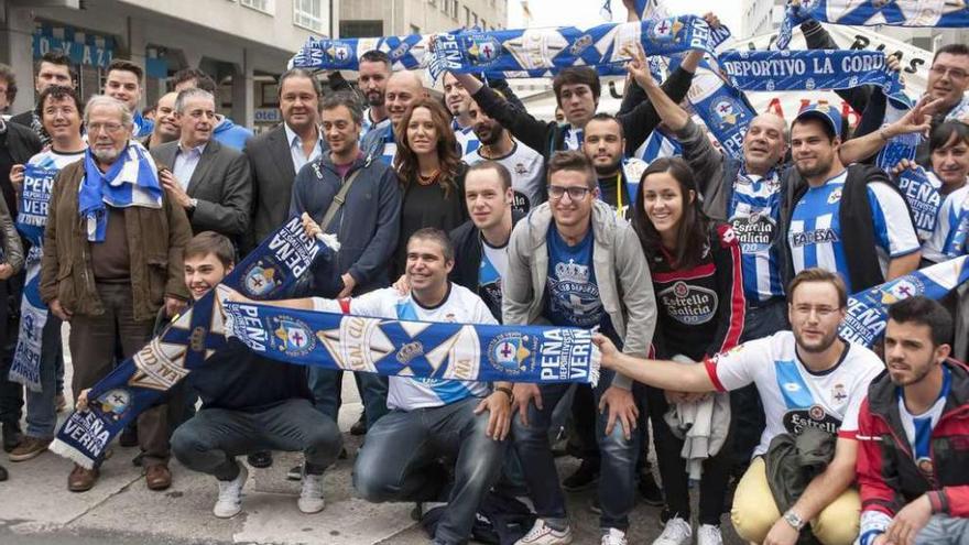 Aficionados posan con sus bufandas en el Día de las Peñas de la temporada pasada.