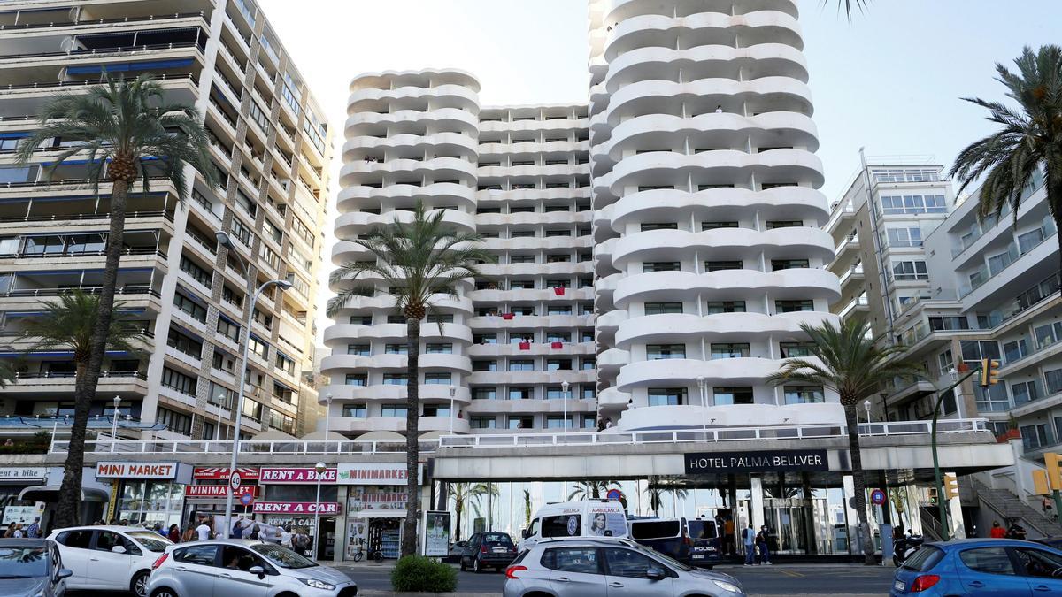 Dos jóvenes confinados se escapan del hotel de Palma con la ayuda de una negacionista