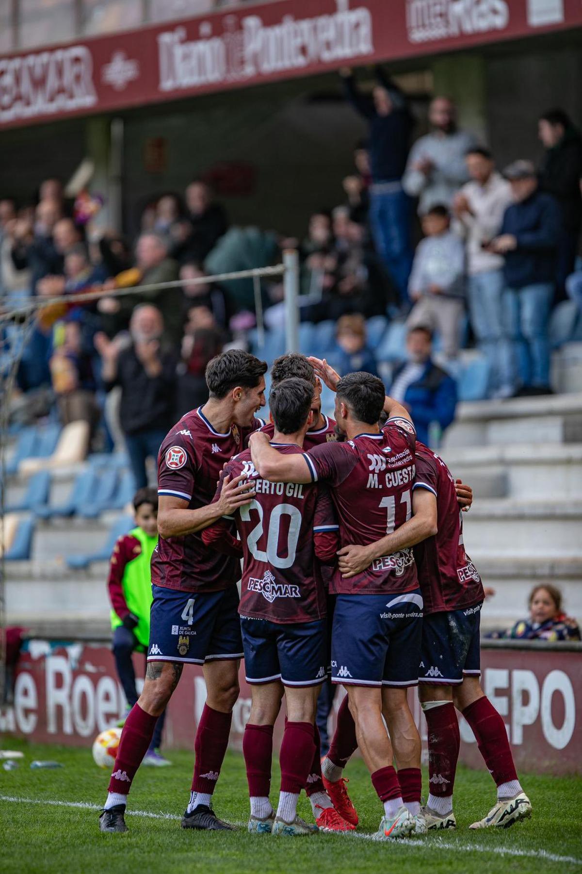 Los jugadores del Pontevedra celebran el primer gol.
