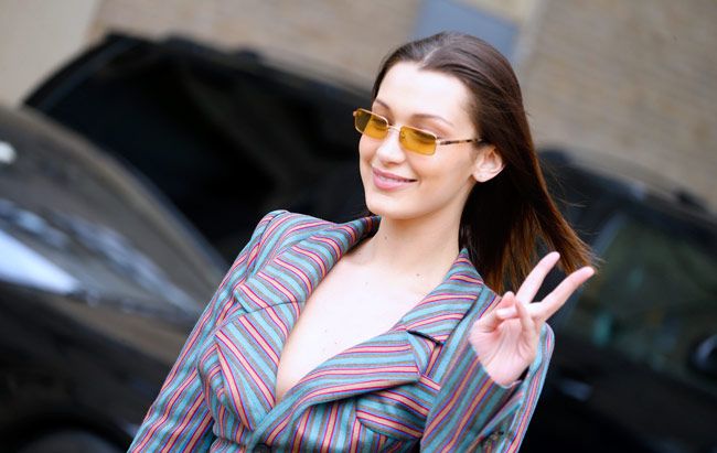 Bella Hadid en la Semana de la Moda de Nueva York con gafas de sol con cristal amarillo