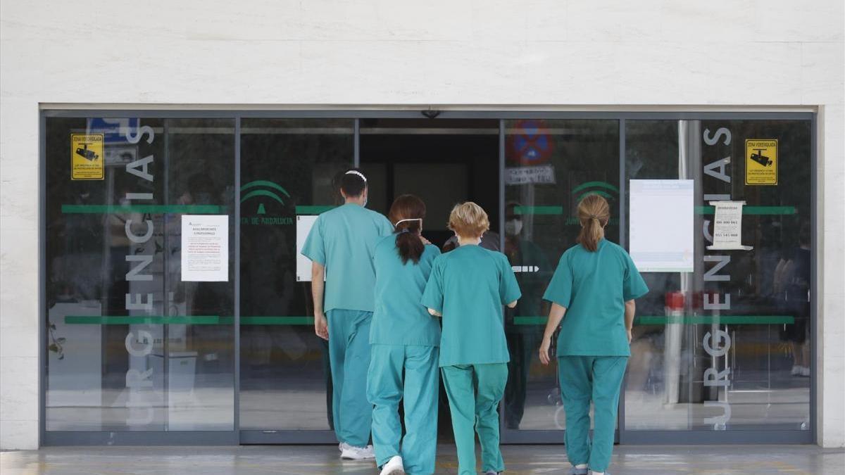 Trabajadores del Reina Sofía acceden al hospital.