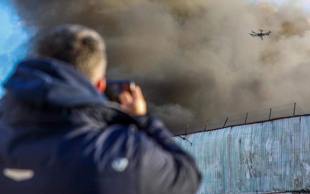 Un incendio arrasa una empresa de regalos en Manises