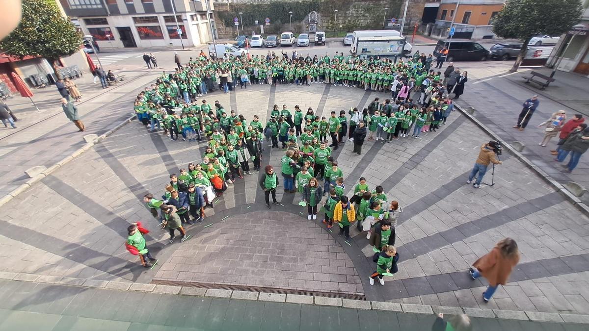 Escolares de Mieres, en un acto contra el cáncer.