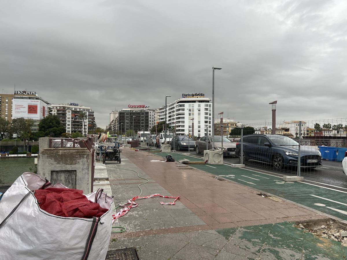 Obras de instalación de toldos en el Puente de San Telmo