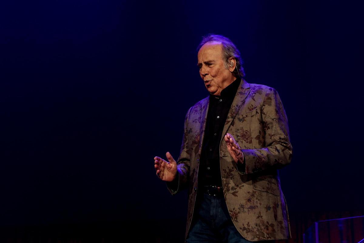 Serrat durante su último concierto en Madrid (2022).