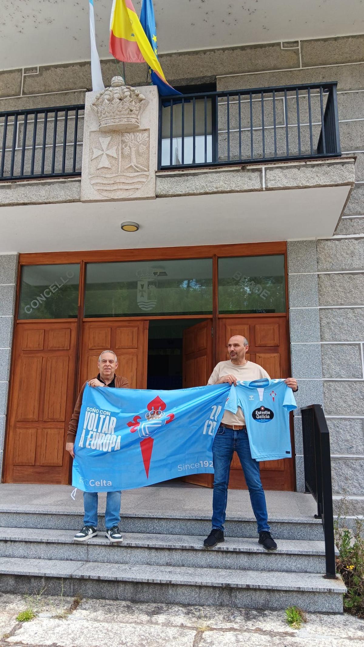 El alcalde de Beade, Fernando Taboada, y el secretario municipal, con la camiseta y la bandera del Celta
