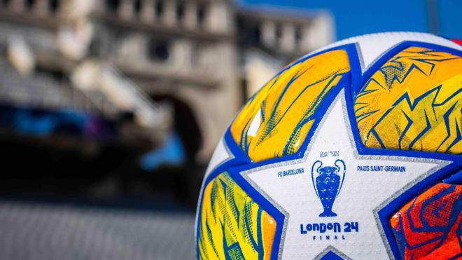 El balón con el que se jugará el Barça-PSG en Montjuïc.