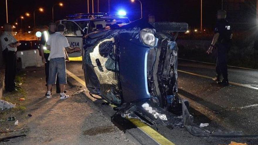 El turismo siniestrado, un Hyundai Atos, quedó semivolcado en la calzada la noche del sábado.