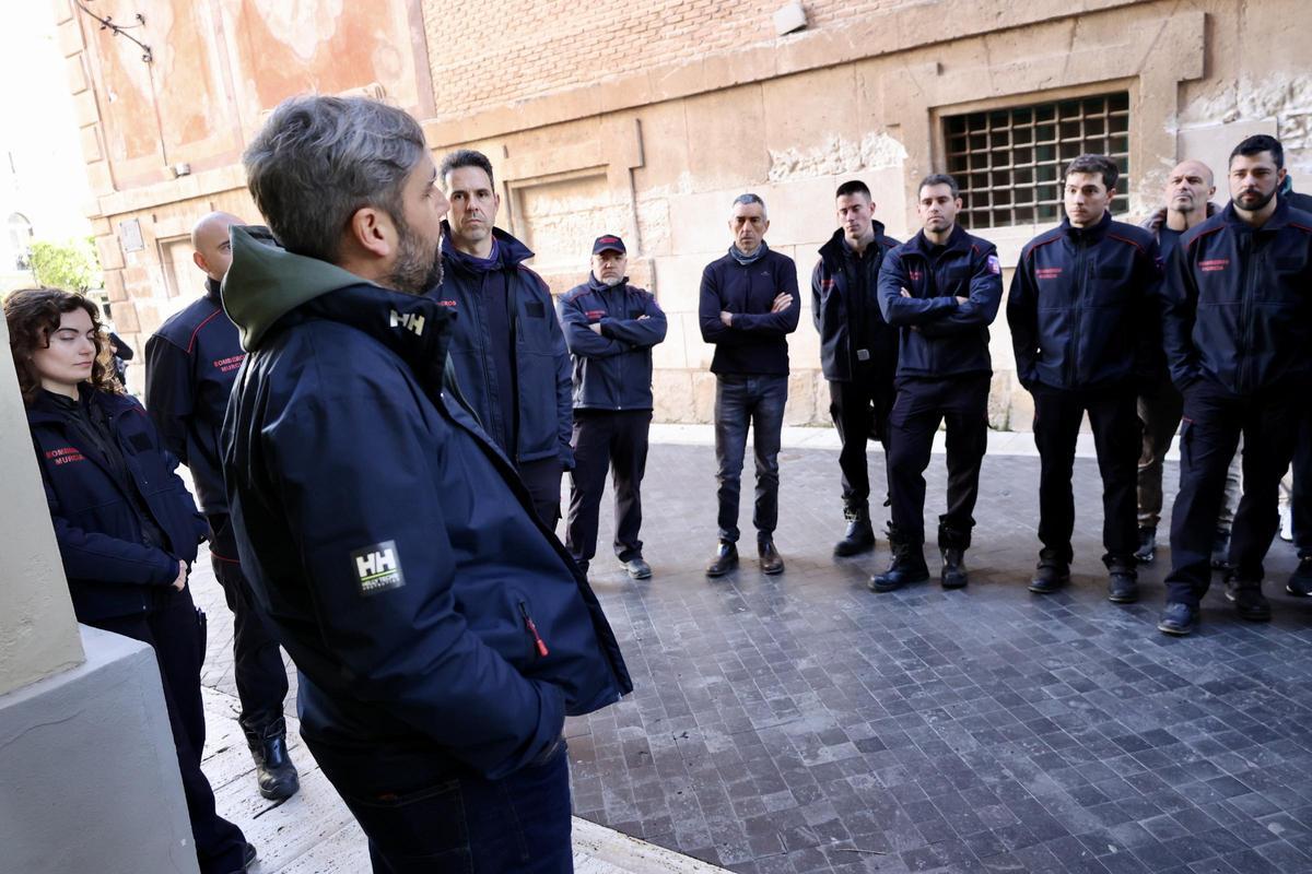Carlos Villarreal, el bombero que ha sido despedido por el Ayuntamiento, se dirige a sus compañeros ayer en el lateral de la Casa Consistorial.