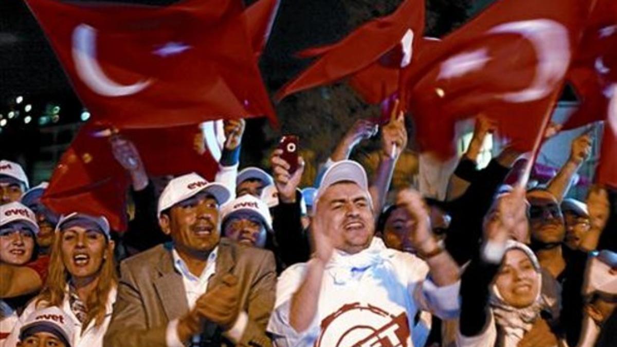 Partidarios del 'sí', ante la sede del partido de Erdogan, el domingo.