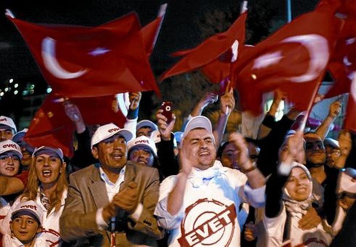 Partidaris del ’sí’, davant de la seu del partit d’Erdogan, diumenge.