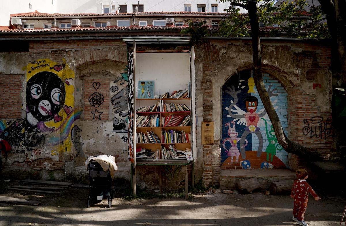 Librería en un solar convertido en parque en  el barrio de Lavapies.