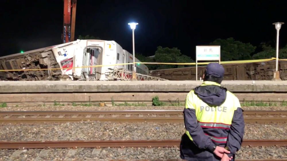 Al menos 18 muertos al descarrilar un tren en Taiwán