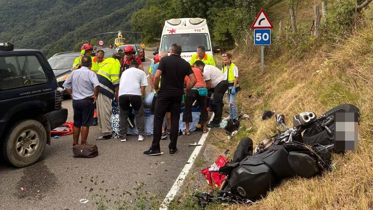 Los equipos de rescate, este viernes, en el lugar del accidente, en Quirós.